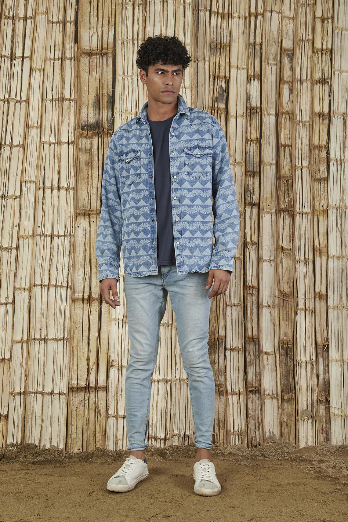 Denim Outfit Con Tenis Azules Outfit Con Pantalón De Mezclilla Y