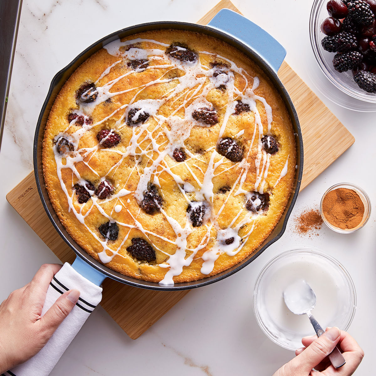 Sarten 30 cm con asa y picos vertedores, Hierro Fundido, Esmaltado. KitchenAid img #7