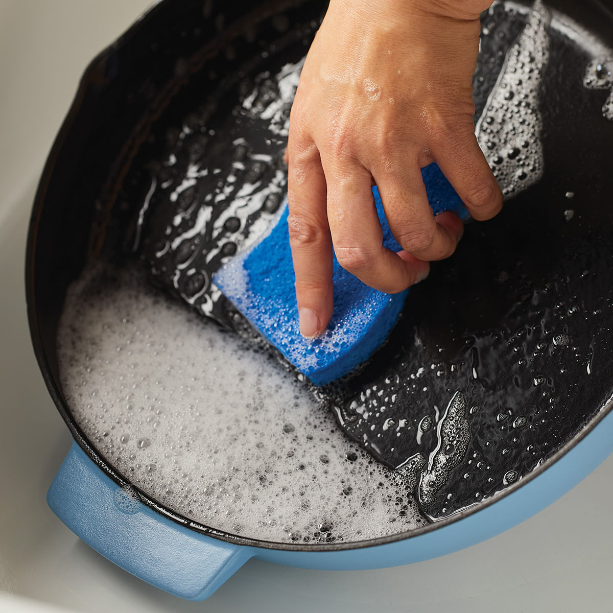 Sarten 30 cm con asa y picos vertedores, Hierro Fundido, Esmaltado. KitchenAid img #14