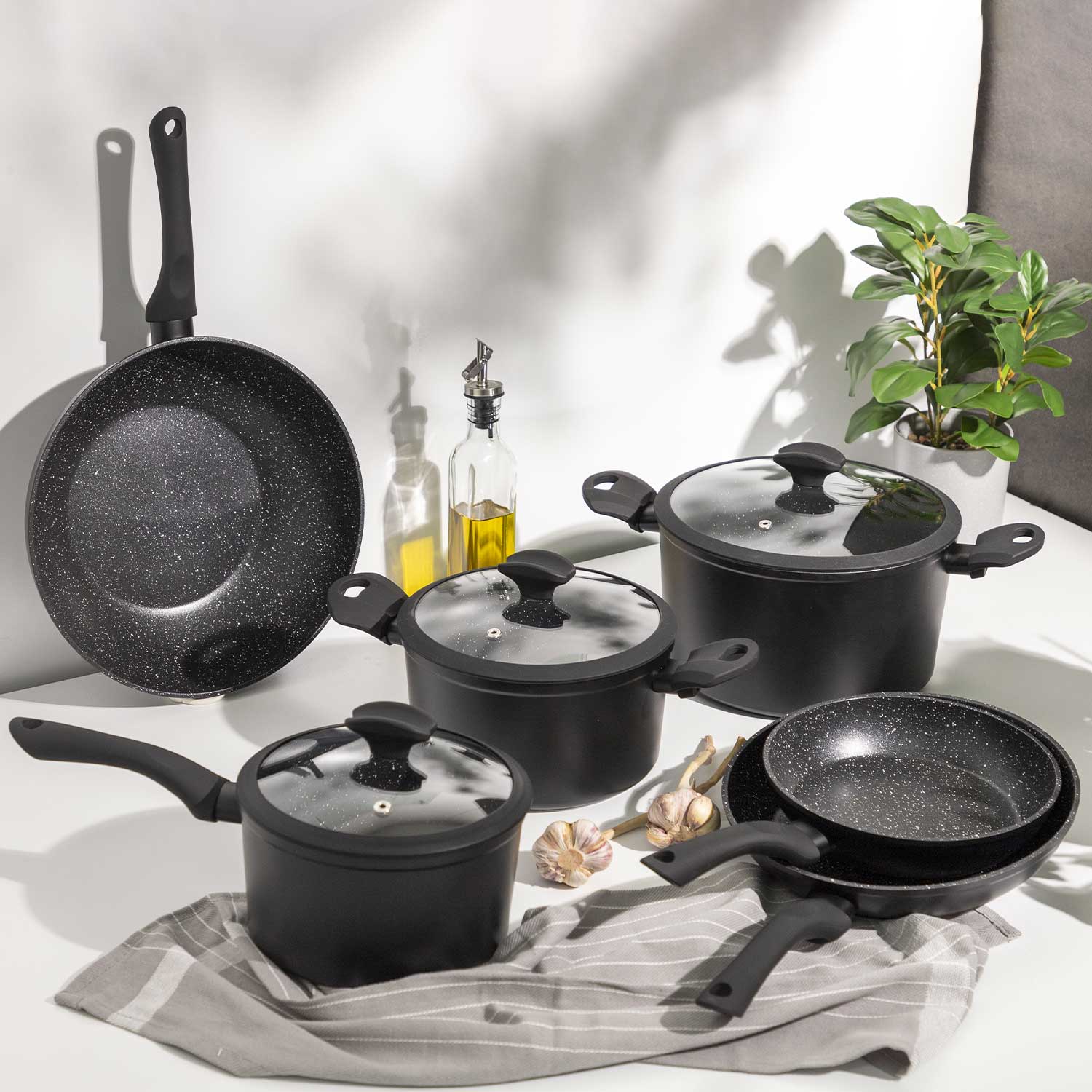Set de ollas aluminio forjado negro 8 piezas img #2