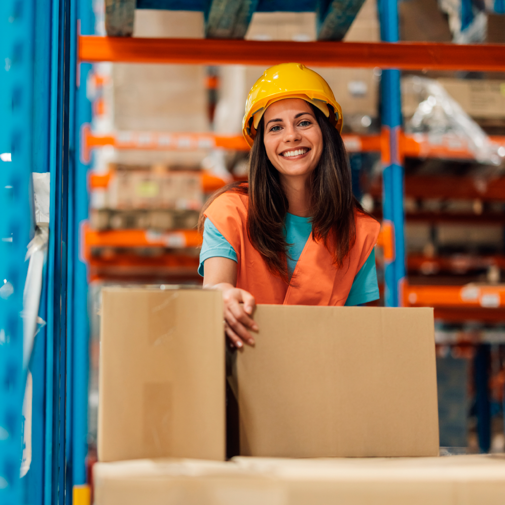 Mujeres empacando pedidos